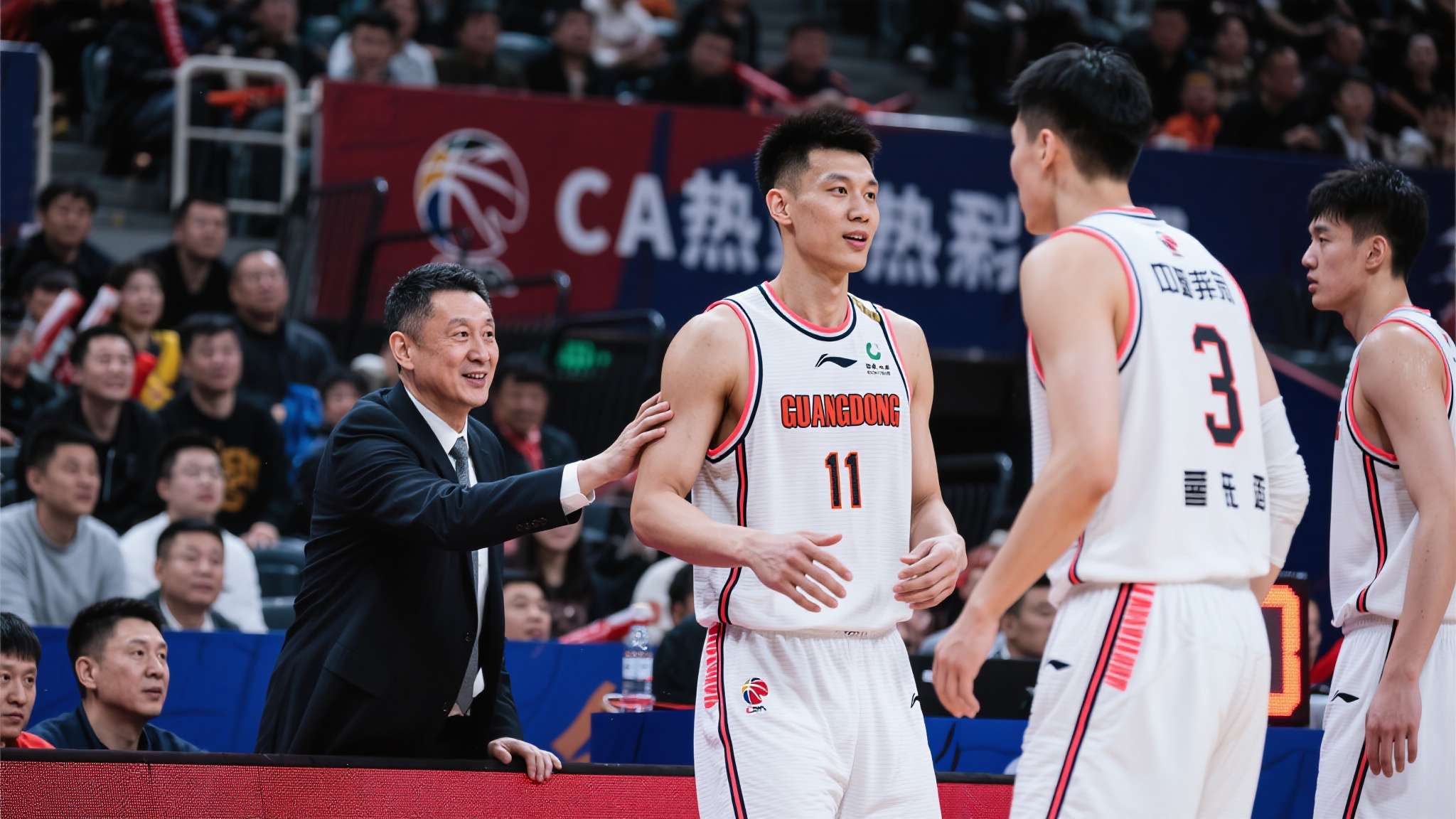 赵睿重返广东主场与旧友互动，郭士强现场观战CBA